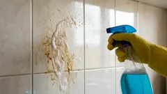 Îndepărtez grăsimea de pe fațada bucătăriei fără substanțe chimice agresive: acest produs face față oricăror murdării