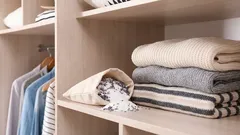 Ce să pui în dulap pentru ca hainele să miroasă mereu plăcut: o metodă ieftină pe care nu o cunosc toți
